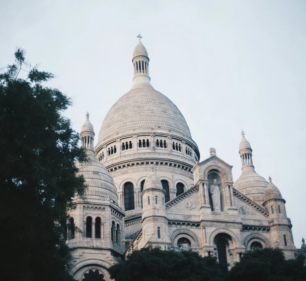 sacré coeur façade montmartre paris